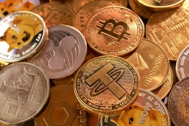 تمثيل للعملات المشفرة في رسم توضيحي (رويترز)