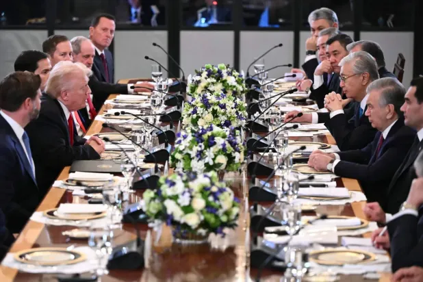 ABD Başkanı Donald Trump, Beyaz Saray'ın Doğu Salonu'nda ağırladığı Orta Asya liderleriyle akşam yemeği sırasında sohbet ediyor. (AFP)