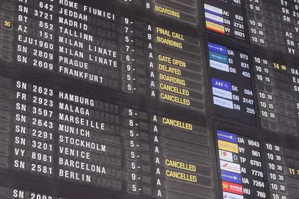 لوحة معلومات الرحلات الجوية تعرض الرحلات الملغاة والمتأخرة في مطار بروكسل في زافينتيم... بلجيكا 5 نوفمبر 2025 (أ.ف.ب)