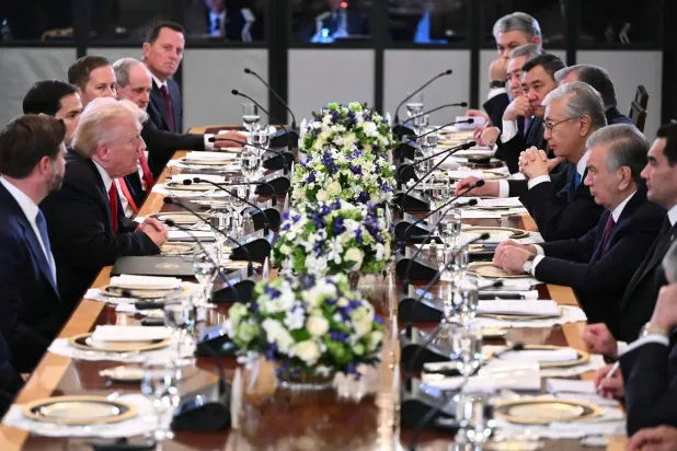 دونالد ترمب يتحدث خلال عشاء مع قادة آسيا الوسطى في الغرفة الشرقية بالبيت الأبيض (أ.ف.ب)