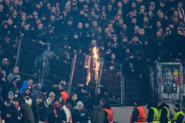 ماهير فينورد اقتحمت السياج الأمني في ملعب شتوتغارت (د.ب.أ)