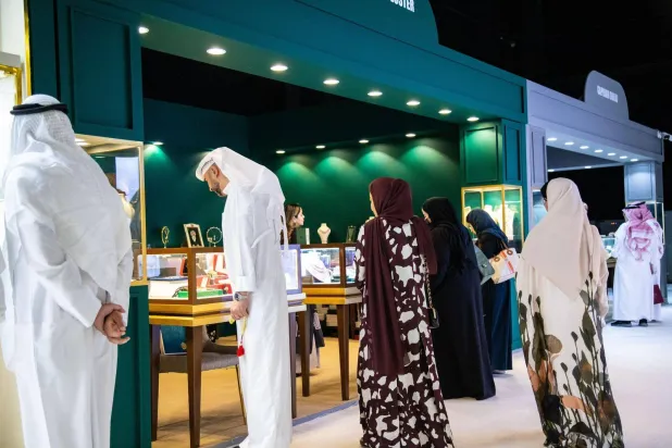 يستعرض «صالون المجوهرات» أحدث تصميمات الحلي والأحجار الكريمة (موسم الرياض)