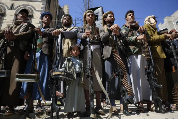 موارد المؤسسات اليمنية الخاضعة للحوثيين تستغلها الجماعة للتعبئة والحشد (إ.ب.أ)