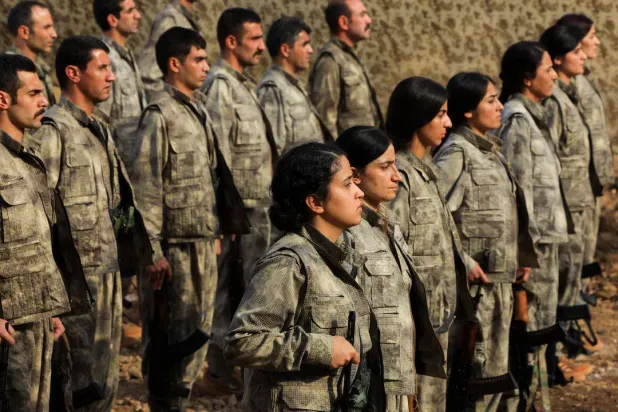 مقاتلون من «حزب العمال الكردستاني» يصطفون خلال حفل نزع سلاح في جبل قنديل بالعراق 26 أكتوبر 2025 (رويترز)
