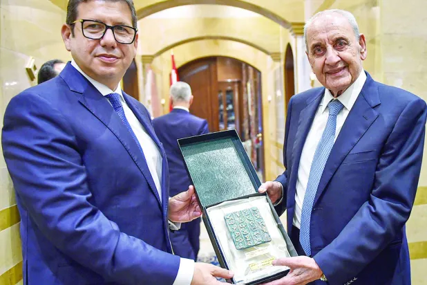 بري لدى تسليمه رشاد هدية بعد لقائهما في بيروت الاثنين (د.ب.أ)