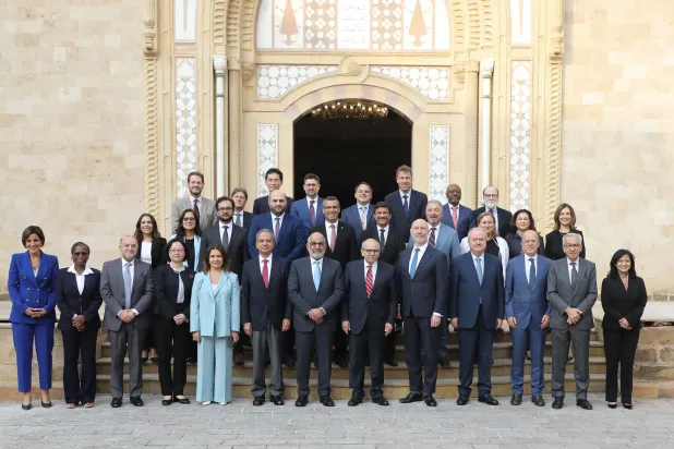 رئيس الحكومة نواف سلام متوسطاً الوزراء ووفد البنك الدولي في السراي الحكومي (رئاسة الحكومة)