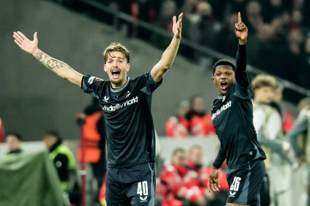 لوتشيانو فالنتي (يسار) لاعب وسط فينوورد (إ.ب.أ)