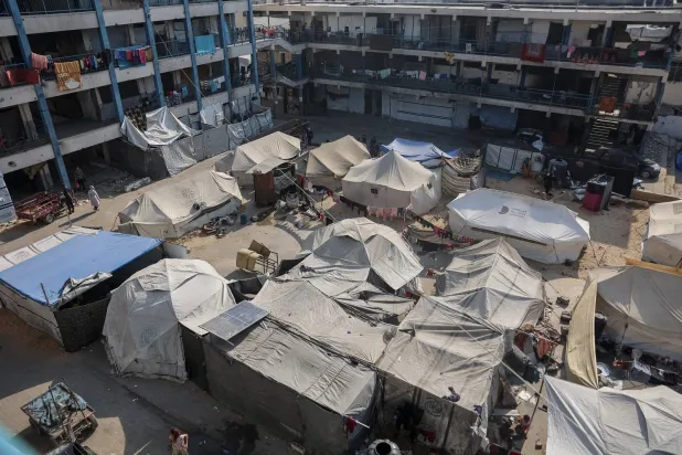 منظر عام لمخيم للنازحين الفلسطينيين في مدرسة تحولت إلى مأوى بحي الرمال بمدينة غزة (أ.ف.ب)