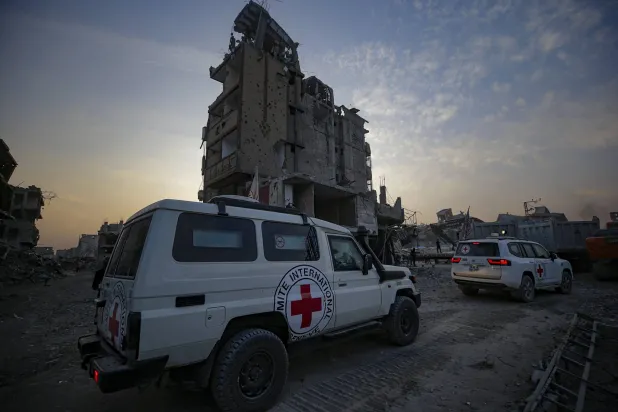 «الصليب الأحمر» تساعد في البحث عن جثث الرهائن الإسرائيليين بمدينة غزة (إ.ب.أ)