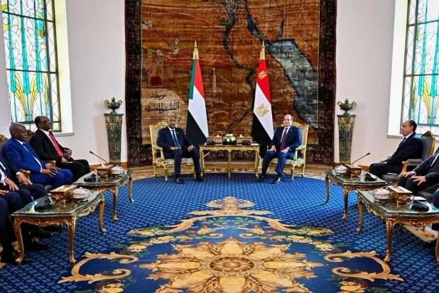 الرئيس المصري عبد الفتاح السيسي خلال استقبال رئيس مجلس السيادة السوداني في القاهرة الشهر الماضي (الرئاسة المصرية)