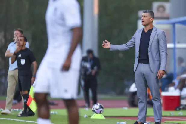 البرتغالي بيدرو إيمانويل مدرب فريق الفيحاء (تصوير: سعد الدوسري)