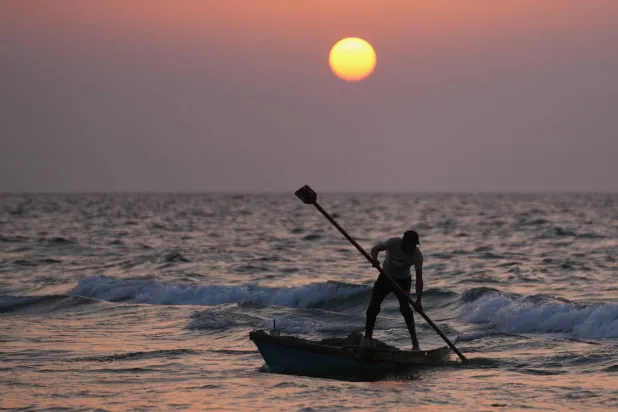 فيلم «البحر» يروي قصة فتى فلسطيني يقطن في الضفة الغربية المحتلة ويخشى أن يكبر دون أن يرى البحر (أ.ب)