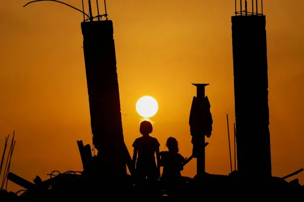 Gazze Şeridi'nin kuzeyindeki Cibaliye'de enkazın ortasında Filistinli çocuklar (Reuters)