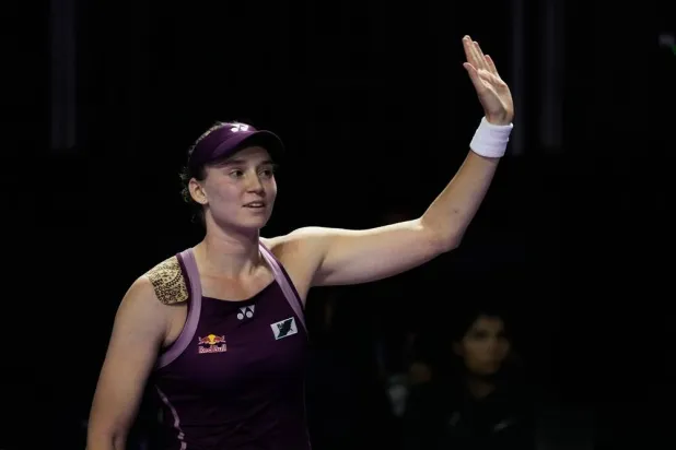  Elena Rybakina of Kazakhstan acknowledges the applause from the crowd after her win against Jessica Pegula of the United States in the women's singles semifinal match at the WTA tennis finals in Riyadh, Saudi Arabia, Friday, Nov. 7, 2025. (AP) 