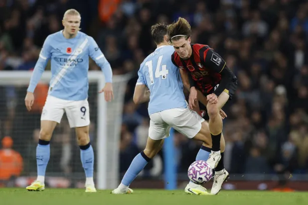 أليكس سكوت (يمين) في مباراة بورنموث ومانشستر سيتي (رويترز)