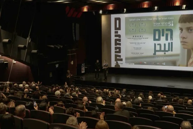 خلال عرض فيلم «البحر» في تل أبيب (رويترز)