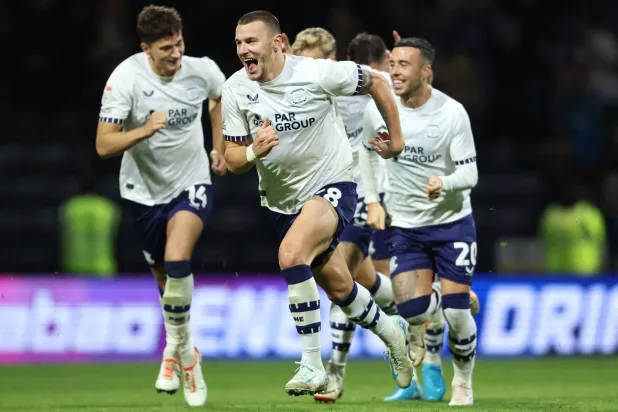 ميلوتين أوسمايتش لاعب بريستون نورث إند (رويترز)