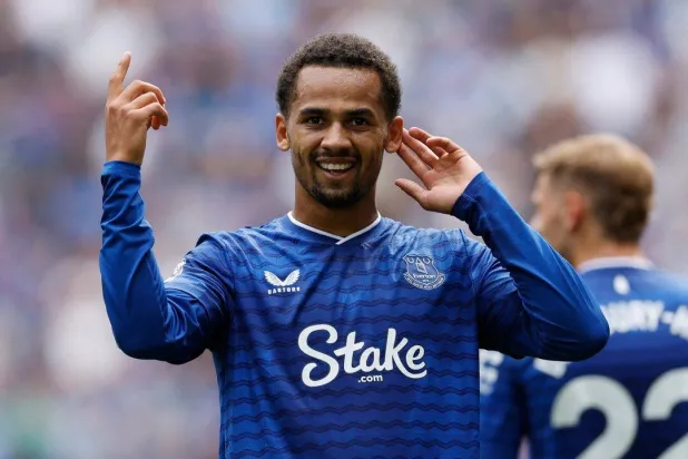 السنغالي إيلمان ندياي لاعب إيفرتون (رويترز)