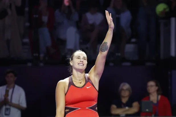 البيلاروسية أرينا سابالينكا تحتفل بفوزها على الأميركية أماندا أنيسيموفا (إ.ب.أ)