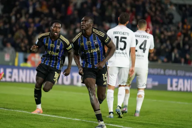 إدريسا توريه لاعب بيزا يحتفل بعد تسجيله هدفًا في شباك كريمونيزي (أ.ب).