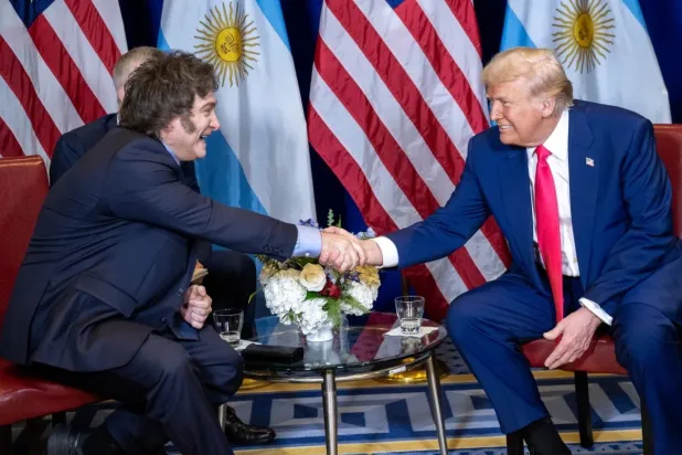 لقاء الرئيسين ترمب وميلاي الأخير (السفارة الأميركية في بوينس آيرس)