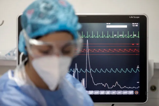 أمراض القلب التي تشمل حالات مثل النوبات القلبية والسكتات الدماغية تميل إلى إصابة كبار السن (رويترز)