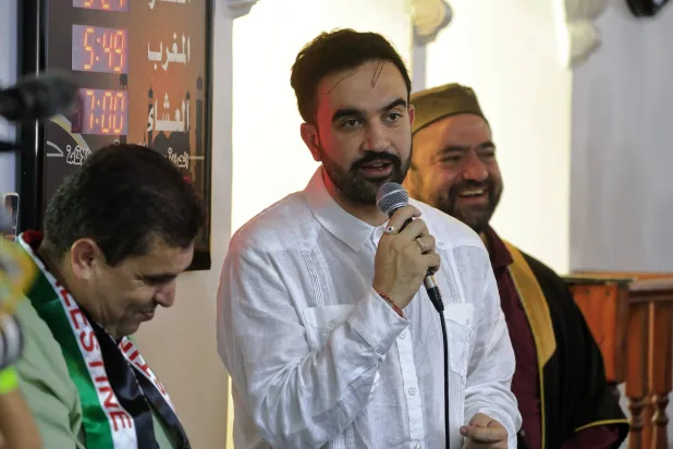 عمدة مدينة نيويورك المنتخب الديمقراطي زهران ممداني (وسط الصورة) يتحدث خلال زيارته للمركز الإسلامي الكاريبي في سان خوان (إ.ب.أ)