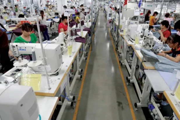مصنع لتصنيع الملابس في فيتنام (رويترز)