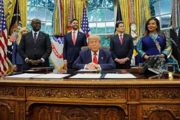 ترمب مع وزيري خارجية الكونغو الديمقراطية ورواندا عقب الإعلان عن اتفاق سلام مبدئي في سبتمبر2025 (رويترز)