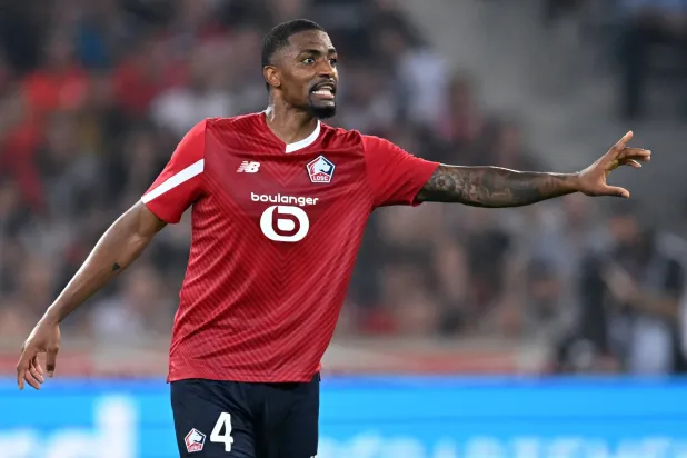 قلب الدفاع البرازيلي الدولي أليكساندرو (نادي ليل)