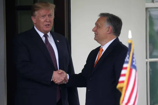 رئيس الوزراء المجري فيكتور أوربان خلال توديعه الرئيس دونالد ترمب في واشنطن (رويترز)