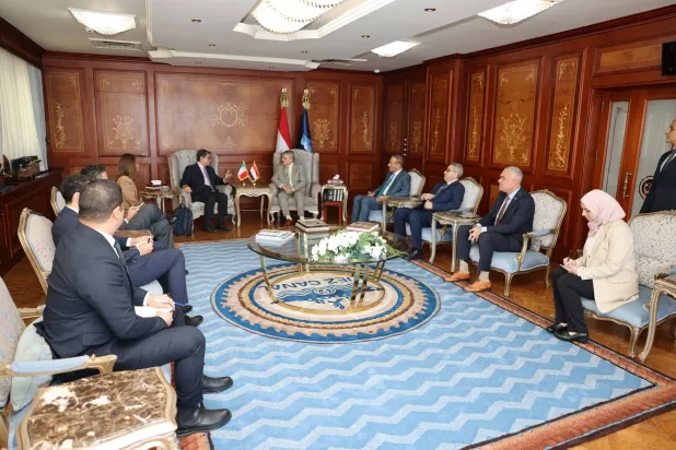 رئيس هيئة قناة السويس خلال استقباله المبعوث الإيطالي لمشروع الممر الاقتصادي الهند - الشرق الأوسط - أوروبا فرانسيسكو تالو (قناة السويس)