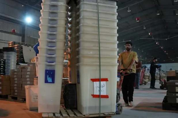  Irak Bağımsız Seçim Komisyonu çalışanları, oy kullanma hazırlıkları kapsamında sandıkları taşıyor. (Reuters)