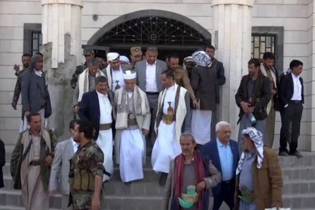 قادة حوثيون في بوابة مبنى مجلس القضاء الأعلى الذي تسيطر عليه الجماعة بصنعاء (إعلام حوثي)