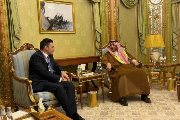 رئيس البنك الآسيوي للتنمية نيكولاي بودغوزوف خلال لقائه مع خالد باوزير وكيل وزارة المالية السعودية على هامش مبادرة مستقبل الاستثمار (حساب بودغوزوف على لينكدإن)