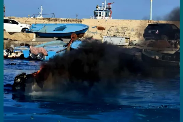 صور نشرتها وسائل إعلام محلية لقوارب مستهدفة في زوارة