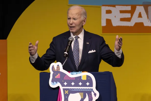 الرئيس الأميركي السابق جو بايدن يتحدث خلال حضوره احتفالاً للحزب الديمقراطي في ولاية نبراسكا (د.ب.أ)