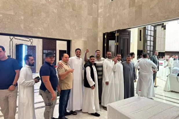 ناخبون مصريون في السعودية قبل الإدلاء بأصواتهم في اليوم الثاني لانتخابات مجلس النواب (تنسيقية شباب الأحزاب)