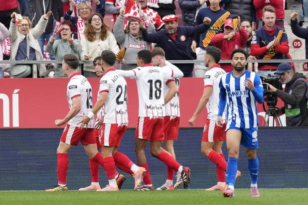 فرحة لاعبي جيرونا بهدف الفوز على ألافيس (إ.ب.أ)