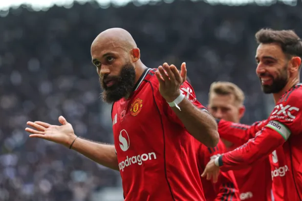 Manchester United's Bryan Mbeumo, centre, celebrates after scoring his side's opening goal during the English Premier League soccer match between Tottenham Hotspur and Manchester United in London, England, Saturday, Nov. 8, 2025. (AP Photo/lan Walton)