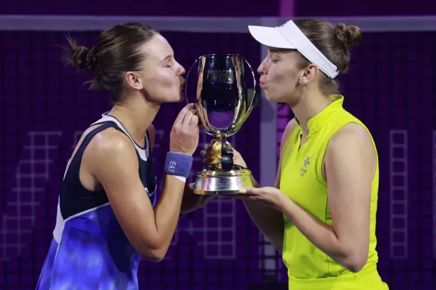 البلجيكية ليز ميرتنز والروسية فيرونيكا كوديرميتوفا تحتفلان بلقب الرياض (رويترز)