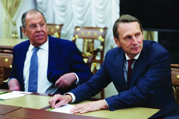 وزير الخارجية سيرغي لافروف وإلى يساره مدير الاستخبارات الخارجية سيرغي ناريشكين خلال اجتماع مجلس الأمن القومي الاثنين (أ.ب)