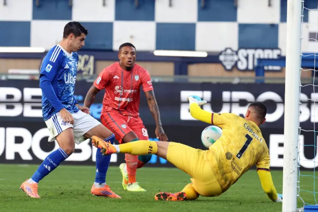 كومو اكتفى بالتعادل مع ضيفه كالياري (إ.ب.أ)