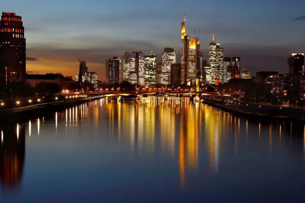 الحي المالي في فرانكفورت (رويترز)