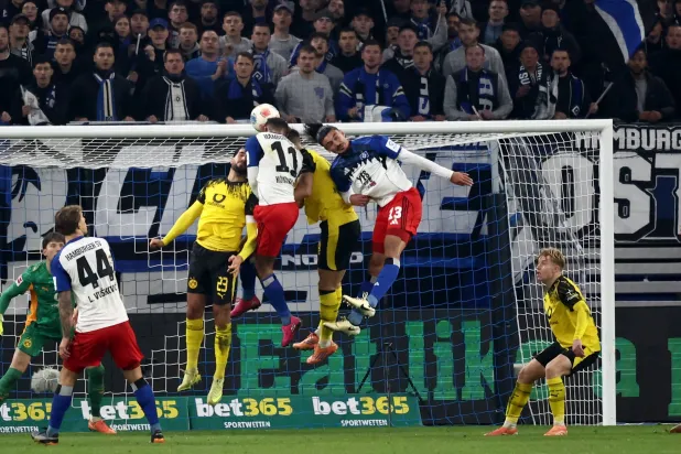 دورتموند اكتفى بالتعادل على أرض هامبورغ (أ.ف.ب)