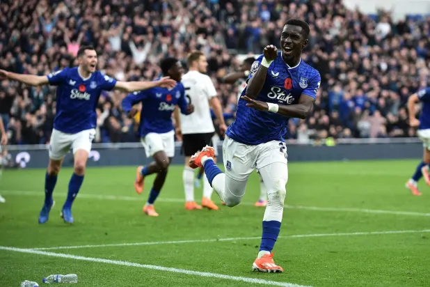 فرحة إدريسا غاي بهدف التقدم لإيفرتون في مرمى فولهام (رويترز)