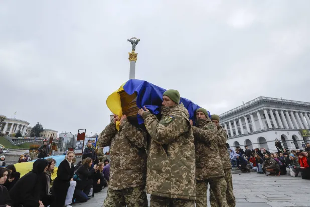 حفل تأبين في كييف لأحد الجنود الأوكرانيين الذين قُتلوا في منطقة دنيبروبتروفسك (إ.ب.أ)