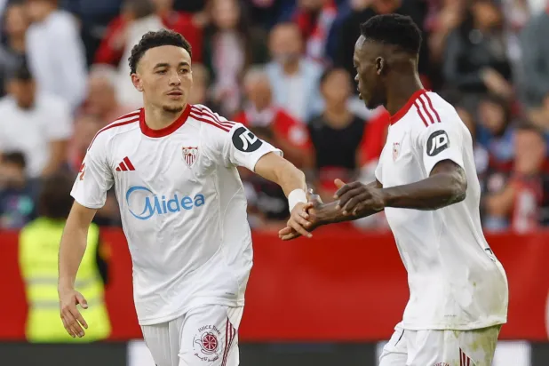 روبن فارغاس (يسار) يحتفل مع زميله نيانزو بهدف الفوز على أوساسونا (إ.ب.أ)