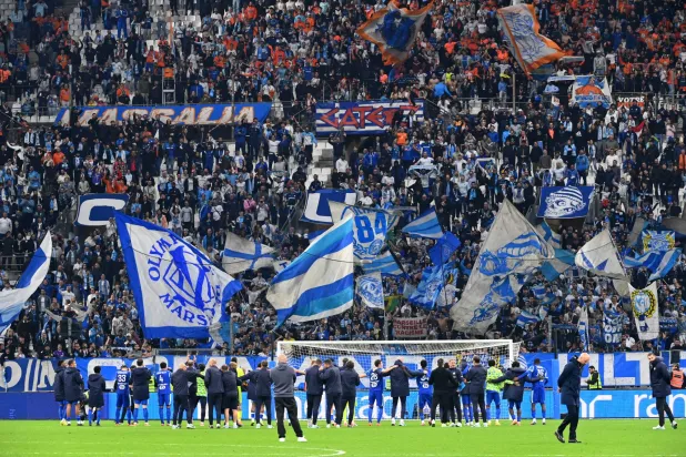 احتفالية لاعبي مرسيليا مع جماهيرهم بالفوز على بريست (رويترز)