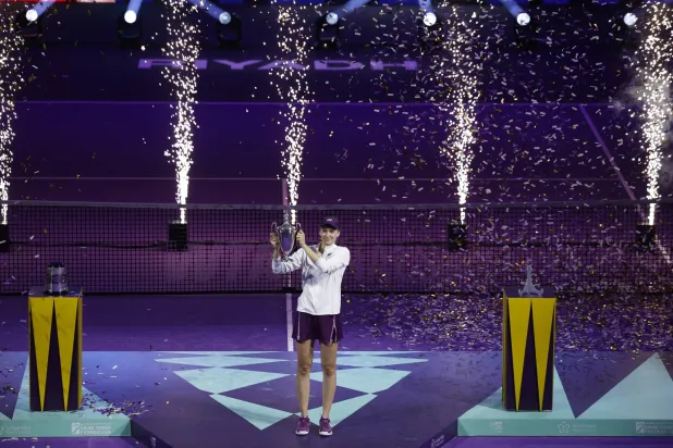  إيلينا ريباكينا تتوج بلقب البطولة الختامية لموسم لاعبات التنس المحترفات (رويترز)